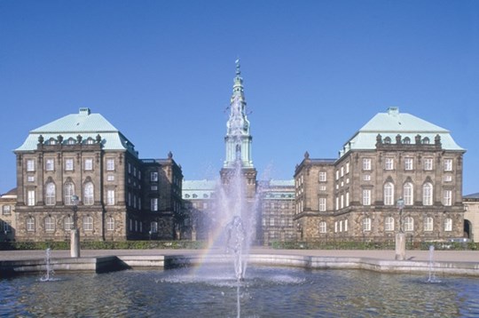 christiansborg.slot.set.fra.bassin.på.ridebanen(1).jpg